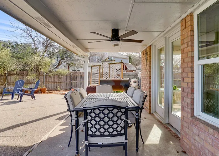 Holiday home Private Yard & Pool: 3,200-sq-ft Gem In Worth