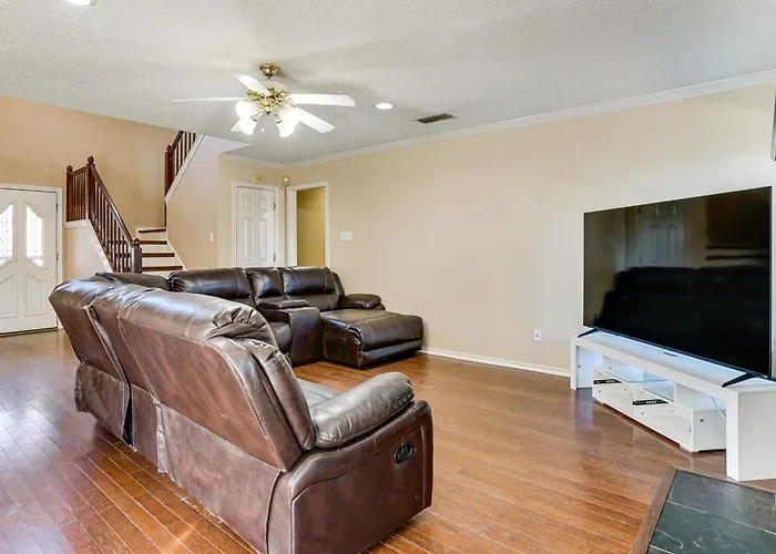 Private Yard & Pool: 3,200-sq-ft Gem In Worth