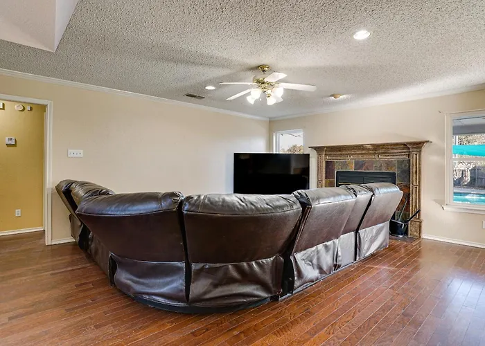 Private Yard & Pool: 3,200-sq-ft Gem In Worth *