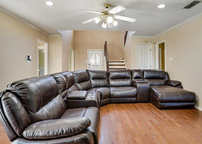 Private Yard & Pool: 3,200-sq-ft Gem In Worth *