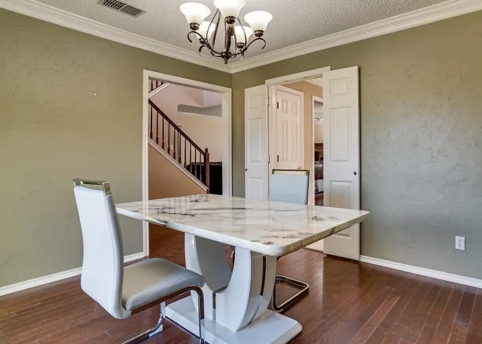 Holiday home Private Yard & Pool: 3,200-sq-ft Gem In Worth