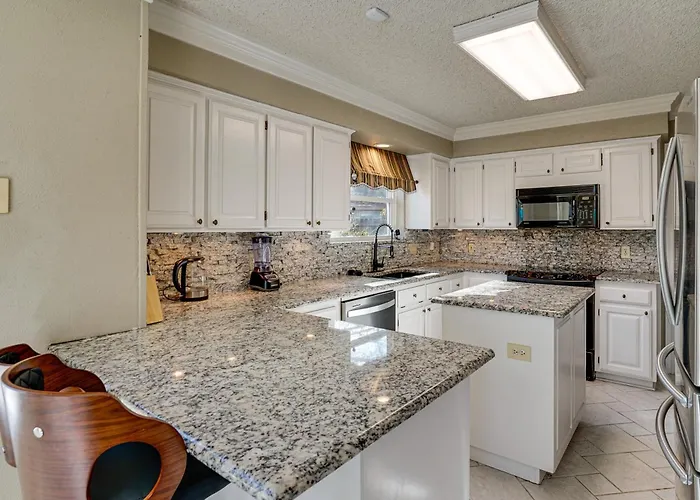 Private Yard & Pool: 3,200-sq-ft Gem In Worth Holiday home Fort Worth