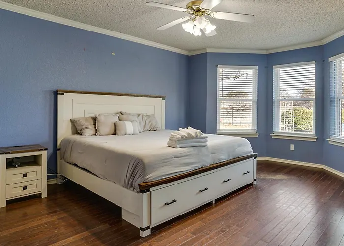 Holiday home Private Yard & Pool: 3,200-sq-ft Gem In Worth