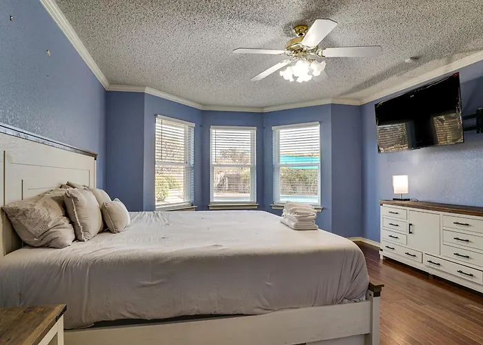 Holiday home Private Yard & Pool: 3,200-sq-ft Gem In Worth Fort Worth