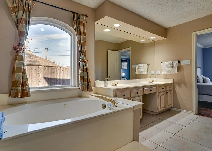 Holiday home Private Yard & Pool: 3,200-sq-ft Gem In Worth Fort Worth