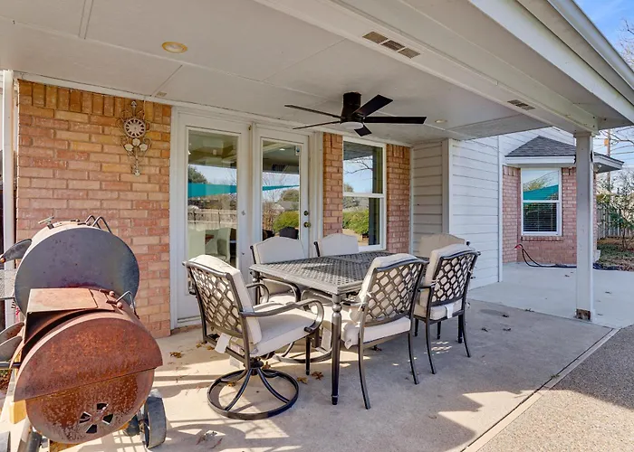 Private Yard & Pool: 3,200-sq-ft Gem In Worth Holiday home Fort Worth