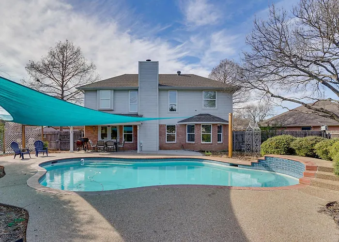 Private Yard & Pool: 3,200-sq-ft Gem In Worth Fort Worth