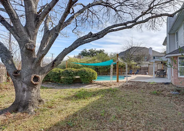 Private Yard & Pool: 3,200-sq-ft Gem In Worth Holiday home *